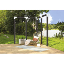 Szene mit einer Pergola auf einer Holzterrasse, mit Gartenmöbeln und Pflanzgefäßen