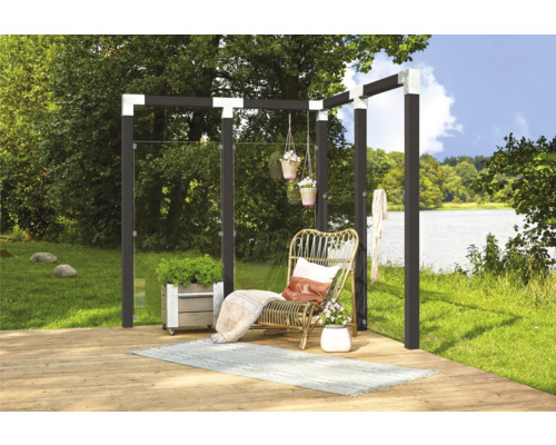 Szene mit einer Pergola auf einer Holzterrasse, mit Gartenmöbeln und Pflanzgefäßen