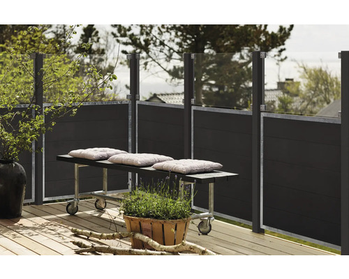 Terrasse mit Sichtschutzzaun, Bank mit Polstern und Pflanzgefäß