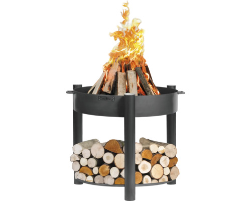 Feuerstelle aus Stahl mit Holzscheiten und Flammen