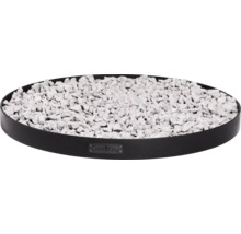 Feuerstelle mit dekorativen Steinen