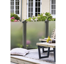 Terrasse mit Sichtschutzwand, Sitzbank und Dekoration