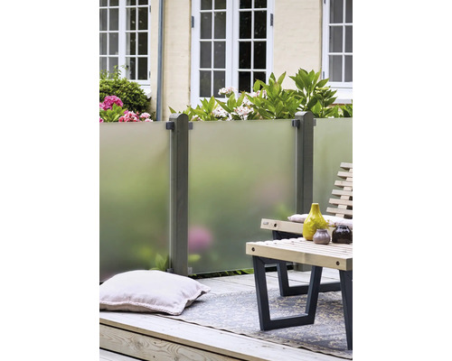 Terrasse mit Sichtschutzwand, Sitzbank und Dekoration