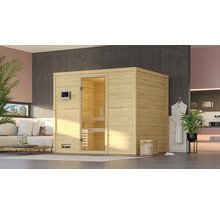 Moderne Sauna aus Holz mit Glastür in einem stilvollen Badezimmer.
