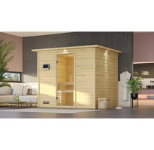 Innenraumansicht einer Sauna aus Holz mit Glastür in einem Badezimmer.