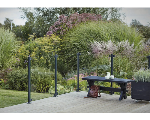 Gartenszene mit Glasgeländer, Holzboden, Bank und üppiger Bepflanzung