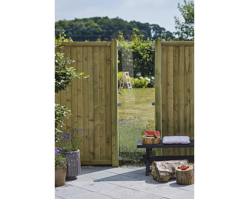 Garten Szene mit Holzzaun, Glaselement und Sitzbank