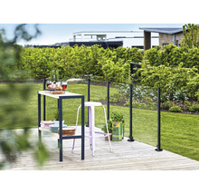Gartenszene mit Bar, Stuhl und Glaszaun auf einer Holzterrasse