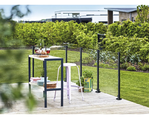 Gartenszene mit Bar, Stuhl und Glaszaun auf einer Holzterrasse