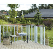 Szene einer Terrasse mit Metallgeländer, Bank und Pflanzenkörben im Garten