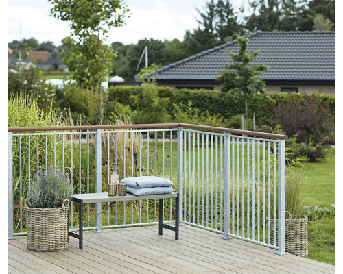 Szene einer Terrasse mit Metallgeländer, Bank und Pflanzenkörben im Garten