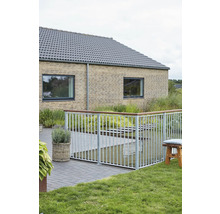 Terrassenzaun aus Metall und Holz vor einem Wohnhaus