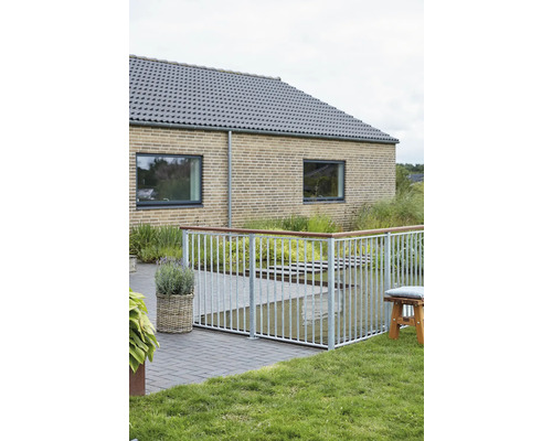 Terrassenzaun aus Metall und Holz vor einem Wohnhaus