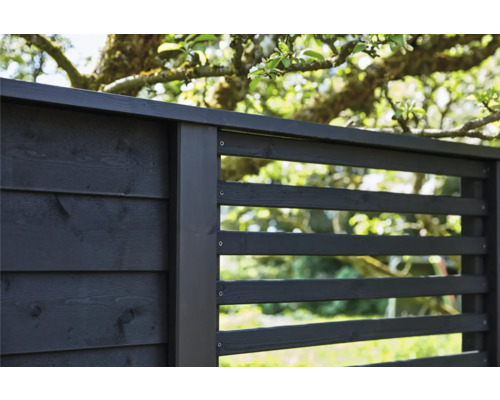 Holzzaun mit horizontalen Latten für den Garten