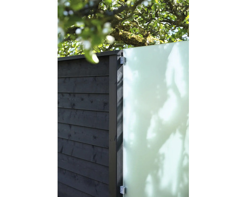 Detailansicht eines Gartenzauns mit Holzelementen und einer Glasscheibe