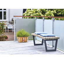Terrasse mit Bank, Sichtschutzwand und Pflanzgefäß