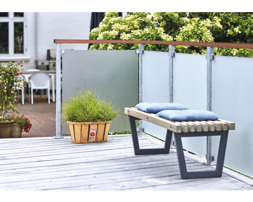 Terrasse mit Bank, Sichtschutzwand und Pflanzgefäß