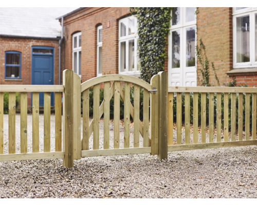 Holzzaun mit Holztor vor einem Haus