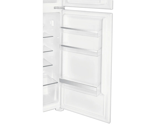 Innenansicht eines Kühlschranks mit offenen Fächern