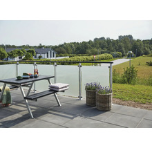 Terrasse mit Gartentisch, Bänken, Sichtschutz und Dekoration