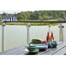 Terrasse mit Tisch, Getränken und Geschirr für eine entspannte Atmosphäre