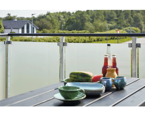 Terrasse mit Tisch, Getränken und Geschirr für eine entspannte Atmosphäre