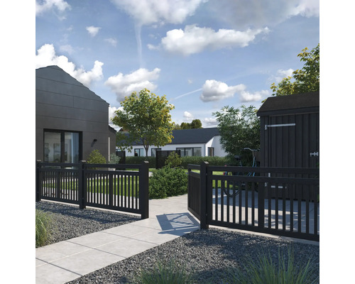 Ansicht eines Gartens mit Zaun, Gartenhaus und Wohnhäusern