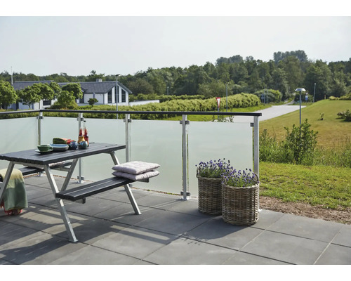 Terrasse mit Picknicktischgarnitur, Sichtschutzwand und Pflanzkörben