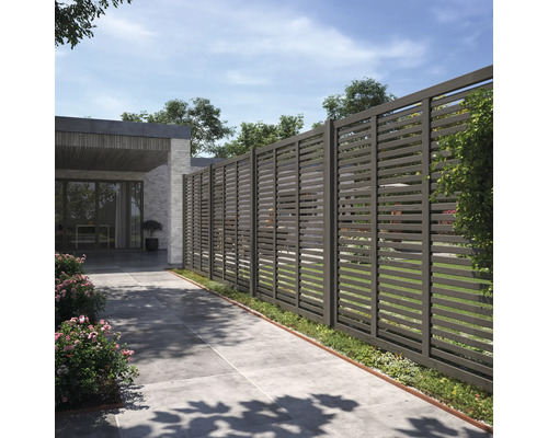 Gartenzaun mit horizontalen Lamellen für Privatsphäre und Windschutz