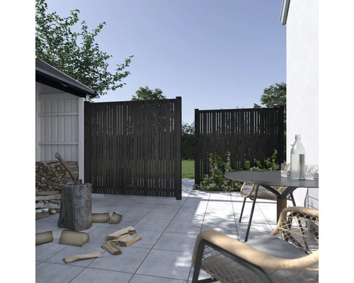 Szene mit einem blickdichten Holzzaun im Gartenbereich mit Gartenhaus und Sitzgruppe