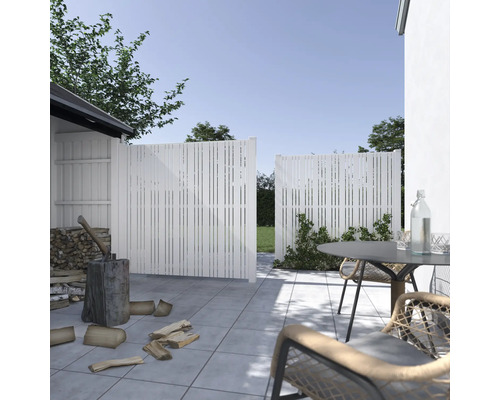 Gartenszene mit Sichtschutzzaun, Holzhackszene und Gartenmöbeln auf einer Terrasse