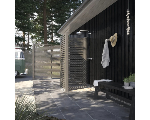 Außendusche mit Holzwand, Bank und Handtuchhalter im Garten