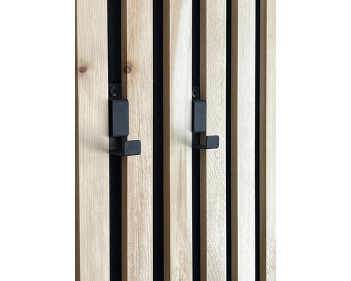 Haken für Akustikpaneele schwarz RAL 9005 54 x 27 x 14 mm 2 Stück Zwei schwarze Wandhaken an einer Holzpaneelwand