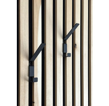 Zwei schwarze Kleiderhaken an einer Wand mit Holzlatten