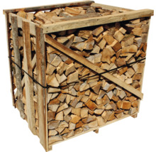 Holzpalette gefüllt mit Brennholz