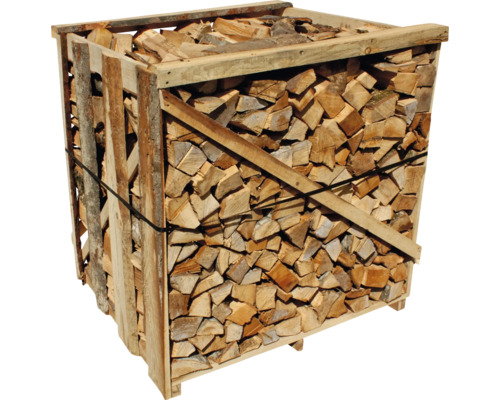 Holzpalette gefüllt mit Brennholz