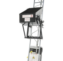 Treppensteiger mit Behälter für den Transport von Materialien