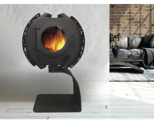 Runder Kaminofen im Wohnzimmer mit Glasscheibe und brennendem Feuer.