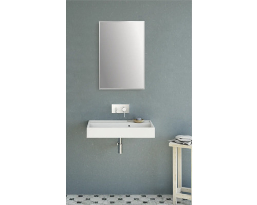 Badezimmer mit Waschbecken, Armatur und Spiegel