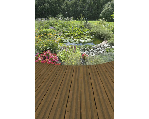 Garten mit Teich und Holzterrasse