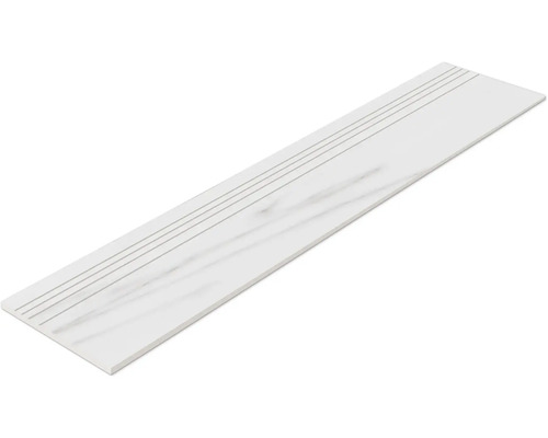 Weiße Treppenfliese mit Rillen und Marmoroptik.