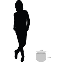 Abbildung eines Beistelltisches mit den Maßen 20 Zentimeter mal 16 Zentimeter neben einer Person zur Größenorientierung.