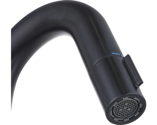 Nahaufnahme eines schwarzen Wasserhahns