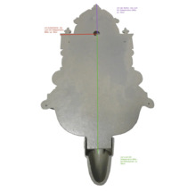 Rückseite eines Wasserhahns aus Metall mit Maßangaben