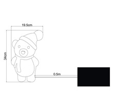 Abbildung eines Teddybären mit Mütze und Schal mit den Maßen 34 cm Höhe und 19,5 cm Breite