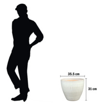 Weißer Pflanztopf mit den Maßen 35,5 cm mal 31 cm.