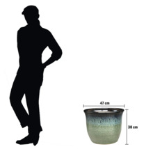 Dekorativer Pflanztopf mit den Maßen 47 cm Breite und 38 cm Höhe.