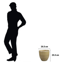 Blumentopf mit Größenangaben und Person zur Größenorientierung