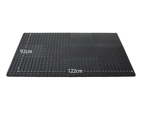 Schwarze Gummimatte mit den Maßen 92 cm x 122 cm.