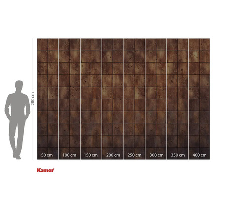 Komar Fototapete mit braunem Fliesenmuster und Größenangaben.